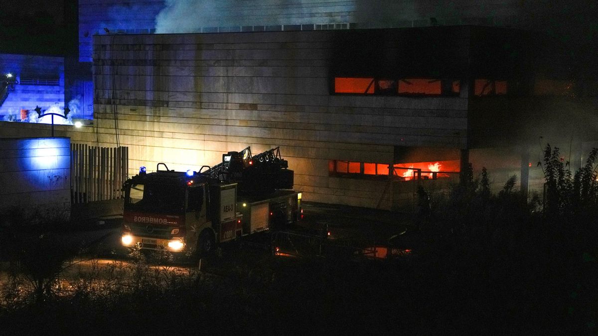 Bomberos sofocan el incendio producido en el Auditorio Rocío Jurado de Sevilla.