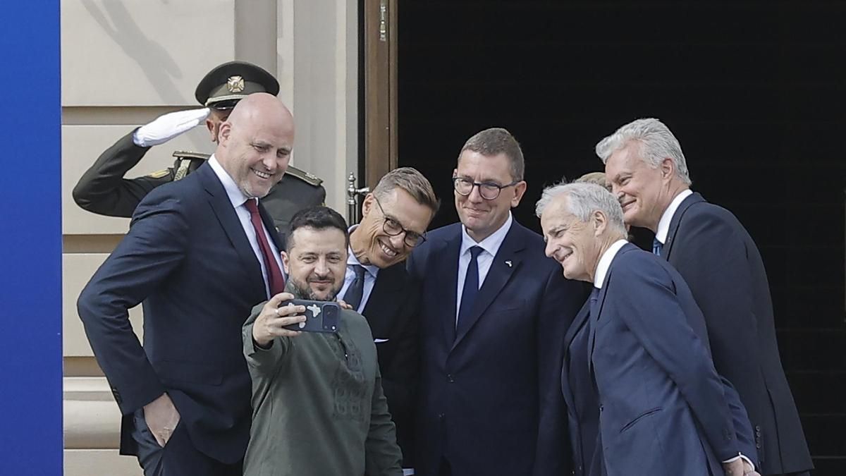 Volodímir Zelenski se fotografía con el primer ministro de Letonia, Andris Kulbergs, el de Estonia, Kristen Michal, el Noruega, Jonas Gahr Støre, el presidente de Lituania, Gitanas Nausėda, y el de Finlandia, Alexander Stubb, durante la cumbre Ucrania-Países Nórdicos y Bálticos en Kiev, 23 de agosto . EFE/SERGEY DOLZHENKO