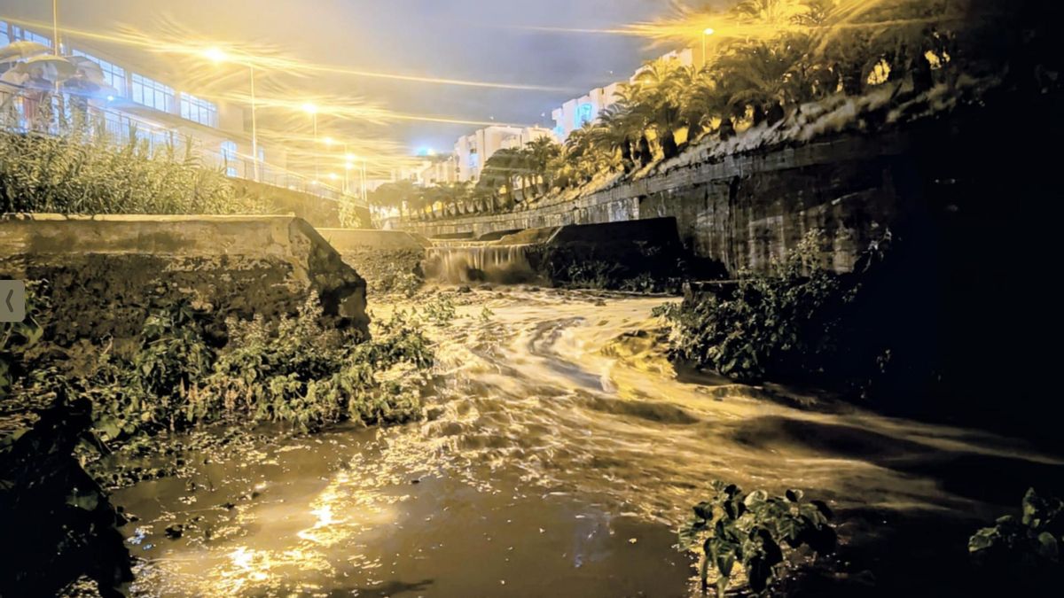 Barranco de Las Nieves, en el tramo que discurre por el centro urbano de Santa Cruz de La Palma, en la noche de este miércoles,  con caudal de las intensa lluvias registradas,