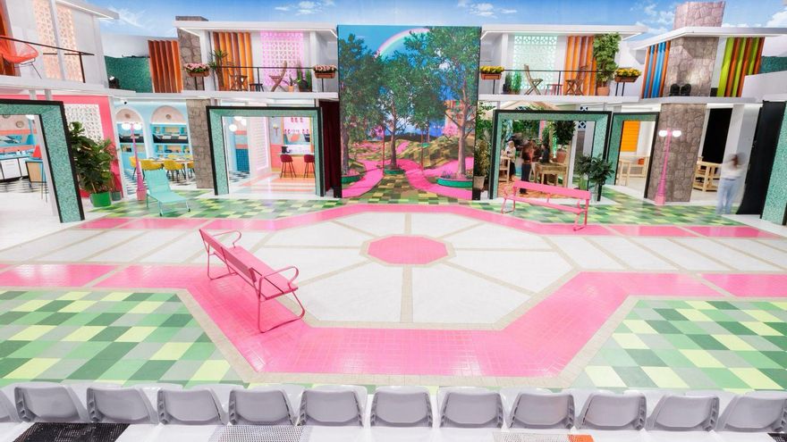 Así es el plató de 'La familia de la tele' en RTVE, que emula a un barrio con distintos ambientes y decorados