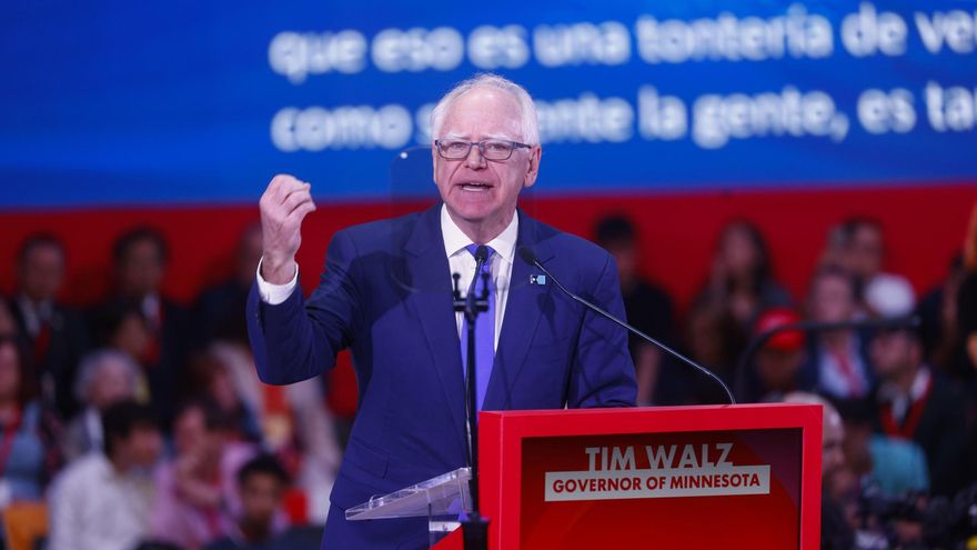 El gobernador de Minnesota, Tim Walz, interviene durante la sesión plenaria que cierra la Global Progressive Mobilisation, este sábado en Barcelona. EFE/ Quique García