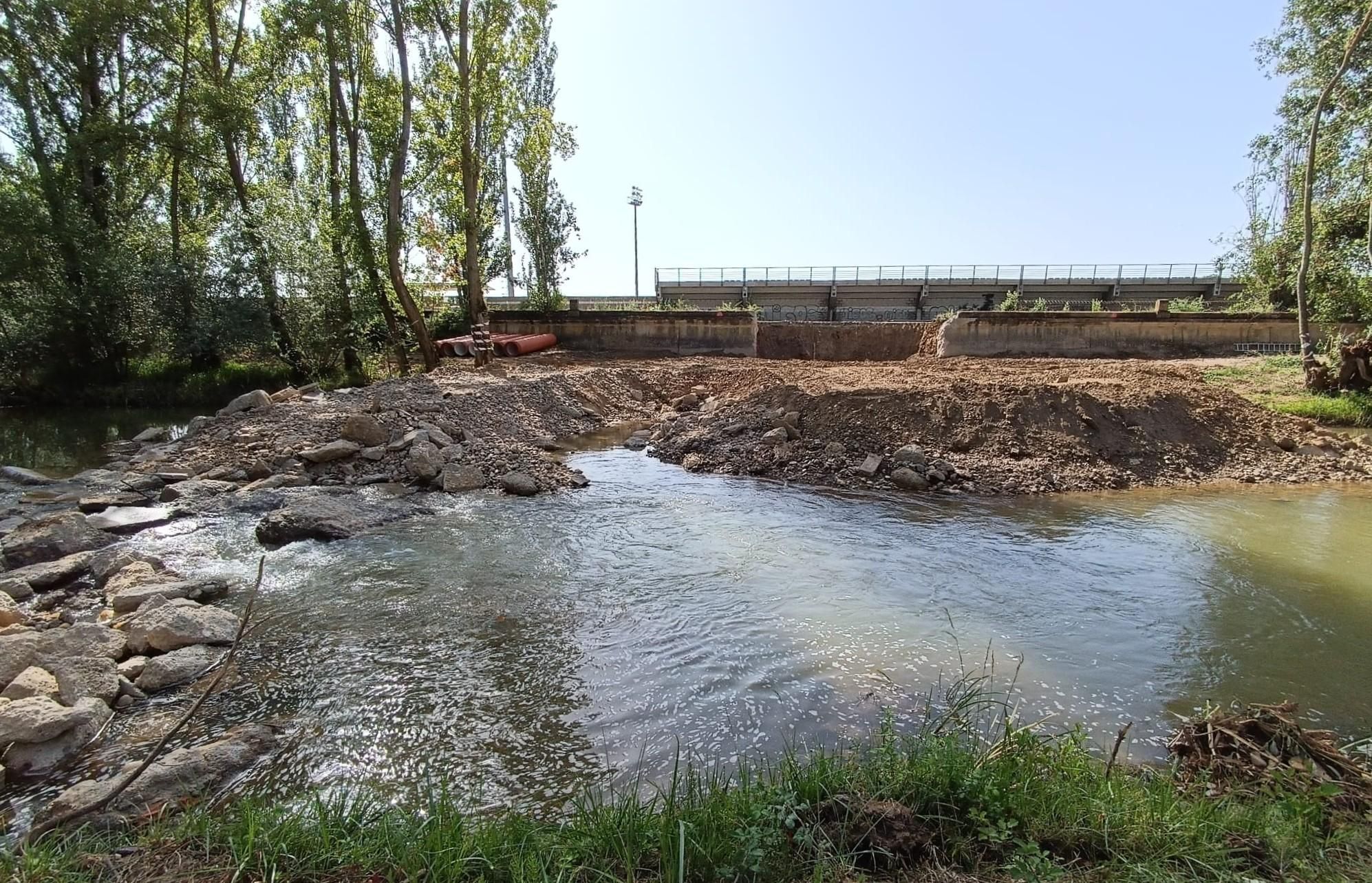 El río Torío en plena ejecución de la nueva y polémica pasarela de la Red de Calor, ya sin árboles en la zona.
