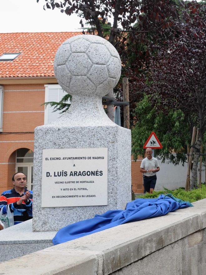 Monumento-balón en recuerdo de Luis Aragonés