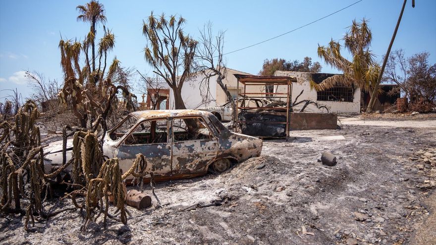 Los vecinos vuelven a sus casas sobre un paisaje carbonizado por el incendio de Almería: "Han sido días terribles"