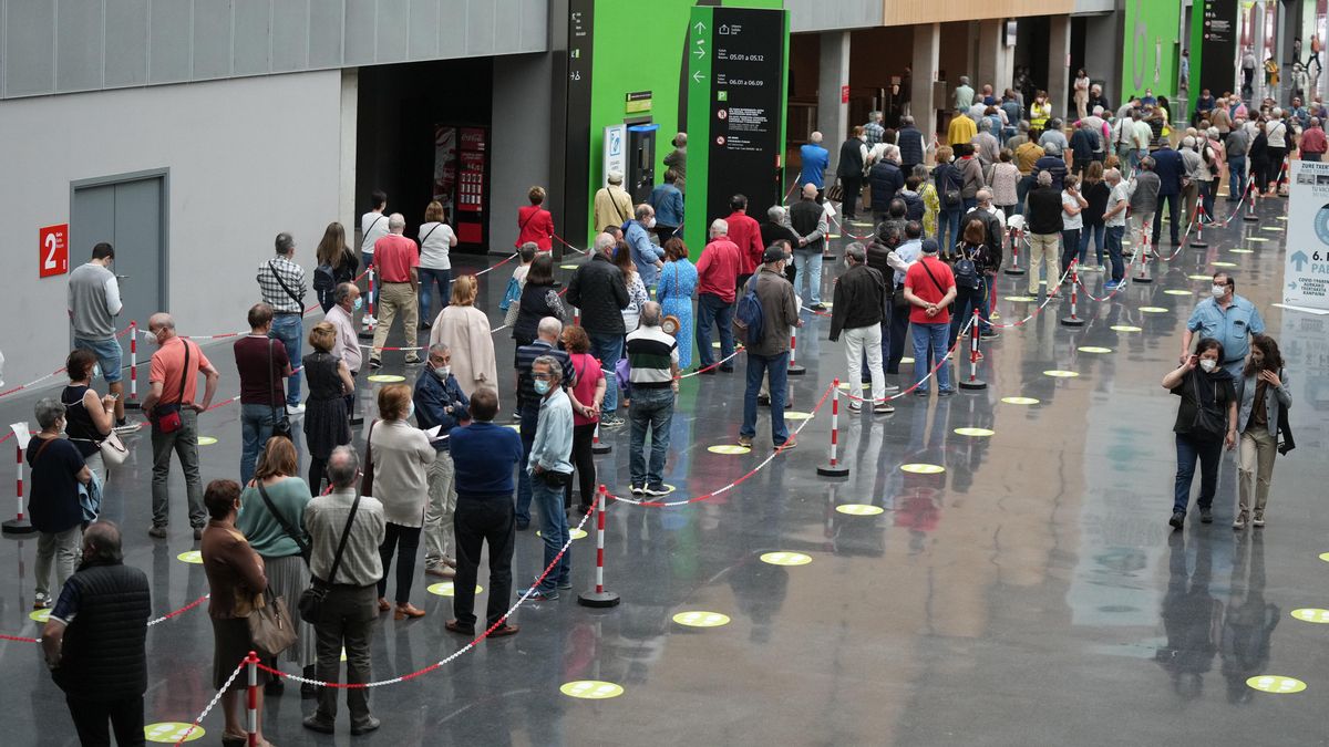 Varias personas hacen cola para recibir la vacuna contra la COVID-19 en Bilbao