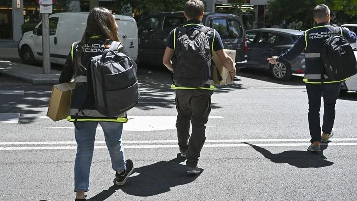 La UDEF entra en la sede madrileña de Identidad y Democracia, antiguo grupo parlamentario europeo de Le Pen y Salvini