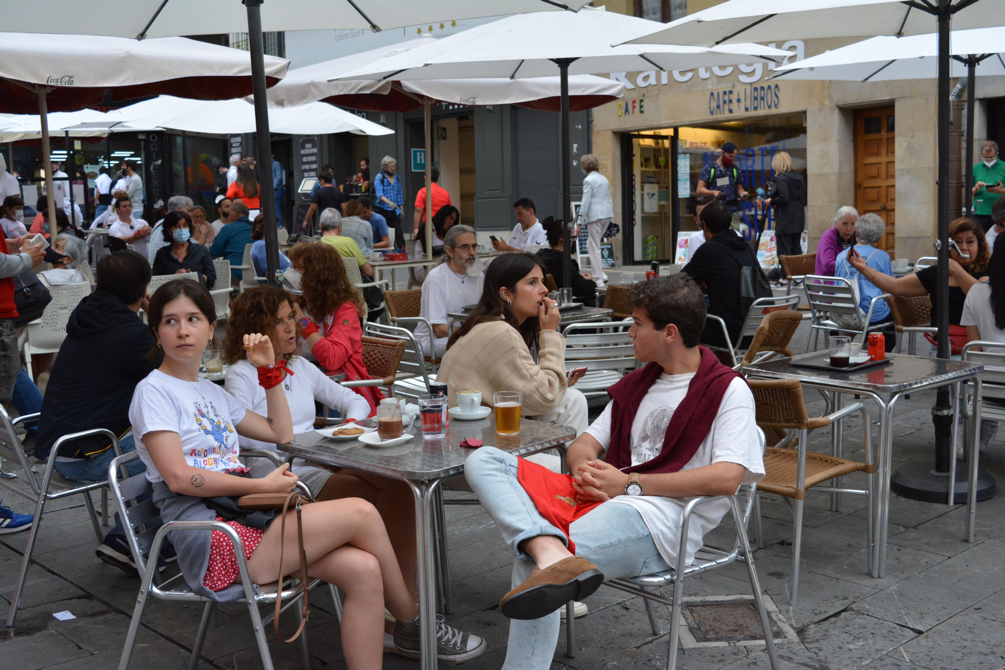 Una familia almorzando en la plaza del Ayuntamiento de Pamplona