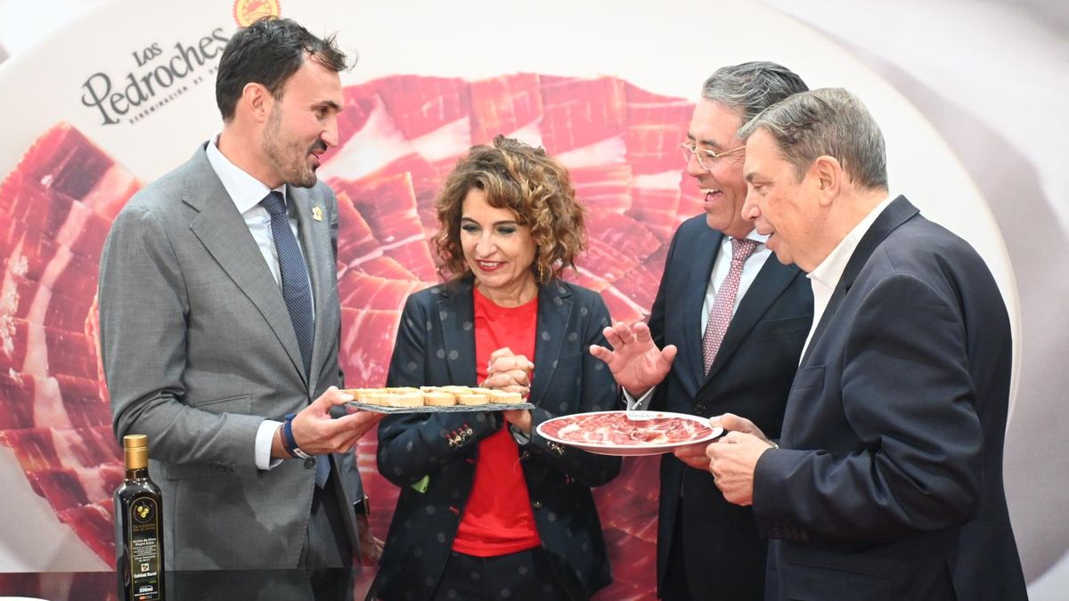 Los ministros María Jesús Montero y Luis Planas en la Feria del Jamón de Los Pedroches 2025.