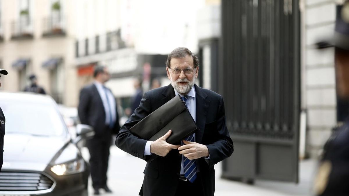 El expresidente Rajoy podrá disponer de coche oficial y dos empleados, pero sólo cobrará pensión si renuncia al escaño