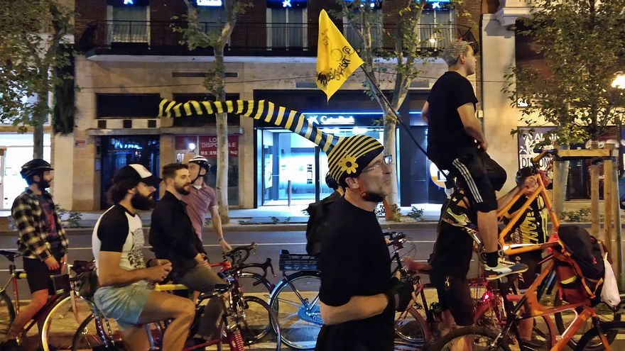 Participantes con rayas amarillas y negras en su vestuario