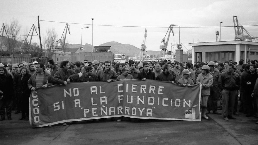 Trabajadores de Peñarroya protestando frente a la fundición. La sede, la última de la Región, no sobrevivió a las navidades