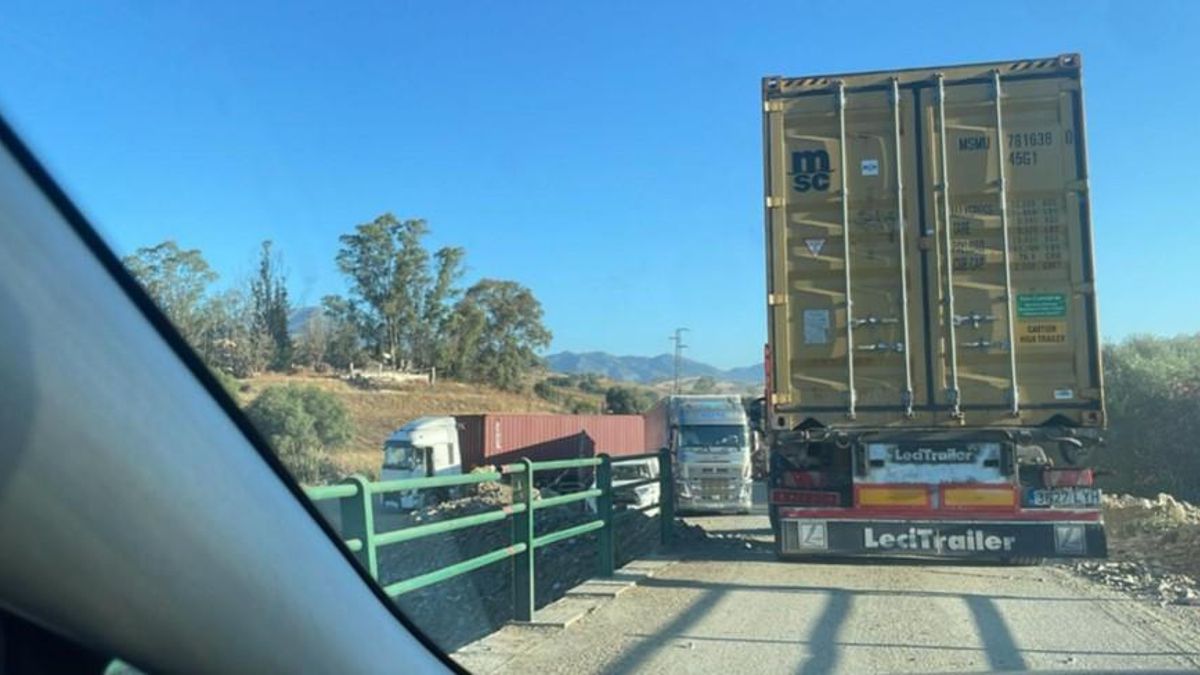 Camiones sobre el puente de Carranque