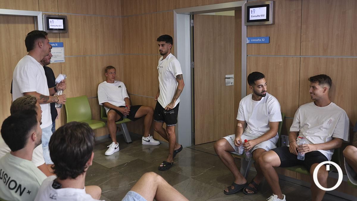Reconocimientos médicos a los jugadores del Córdoba CF en el Hospital San Juan de Dios
