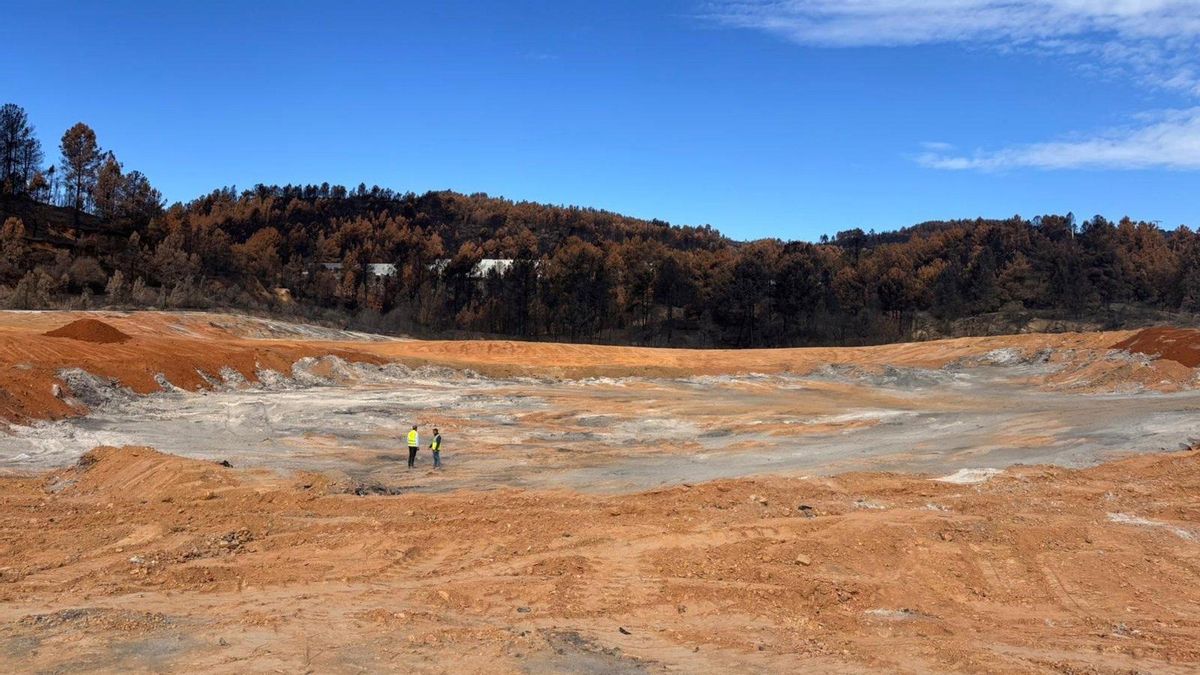 Extinguido el incendio que llevaba 25 días quemando residuos industriales en un vertedero de Ourense