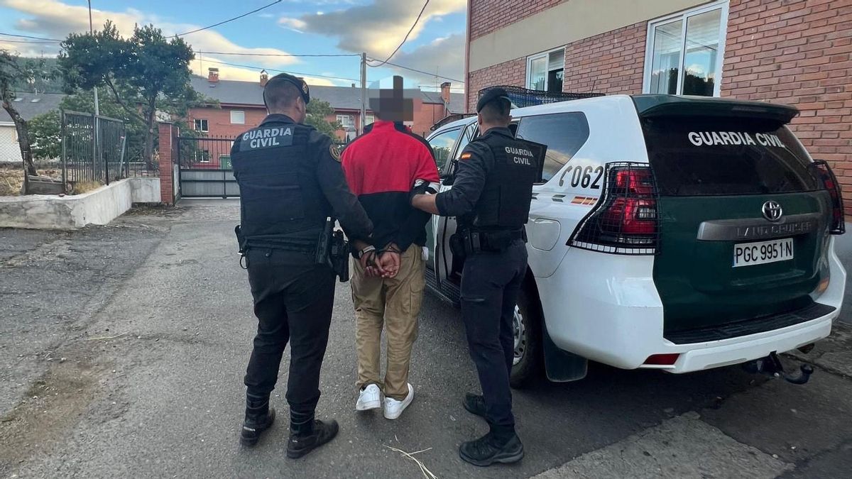 Imagen de la detención del joven acusado del incendio de Berlanga del Bierzo por la Guardia Civil.