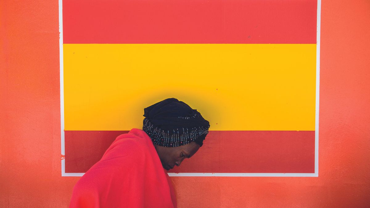 Una mujer recién rescatada en el mar de Alborán espera para desembarcar en el puerto de Algeciras. Según Acnur, las principales razones para emigrar desde África van desde los conflictos armados (el 90% de los que salen de Mali) a cuestiones económicas (Marruecos), pasando por la violencia de género (el 49% de quien sale de Costa de Marfil) o por motivos étnicos (el 65% de los que abandonan Sudán).