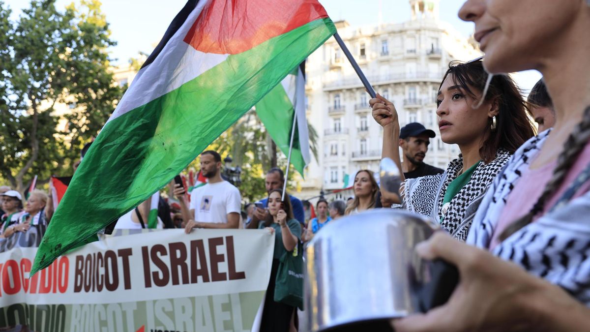Un momento de la concentración convocada hoy domingo en la plaza del Ayuntamiento de Valencia, con el lema 'Fin al holocausto alimentario en Gaza'.