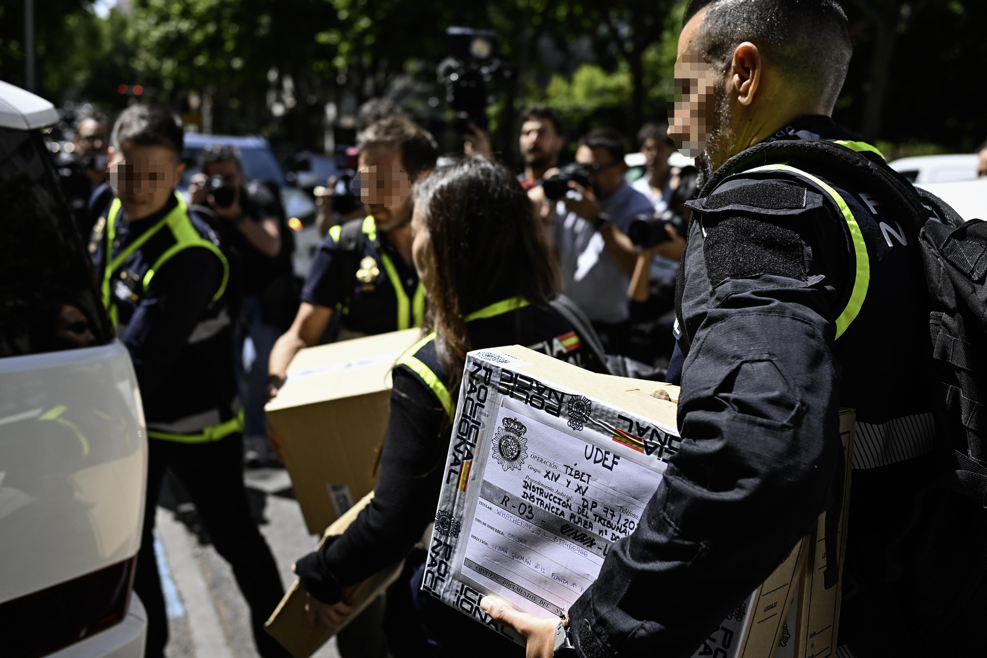 El juez imputa a Zapatero y acuerda registrar su despacho