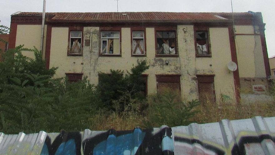 El colegio olvidado de Vallecas: casi un siglo de abandono entre promesas rotas y usos insólitos