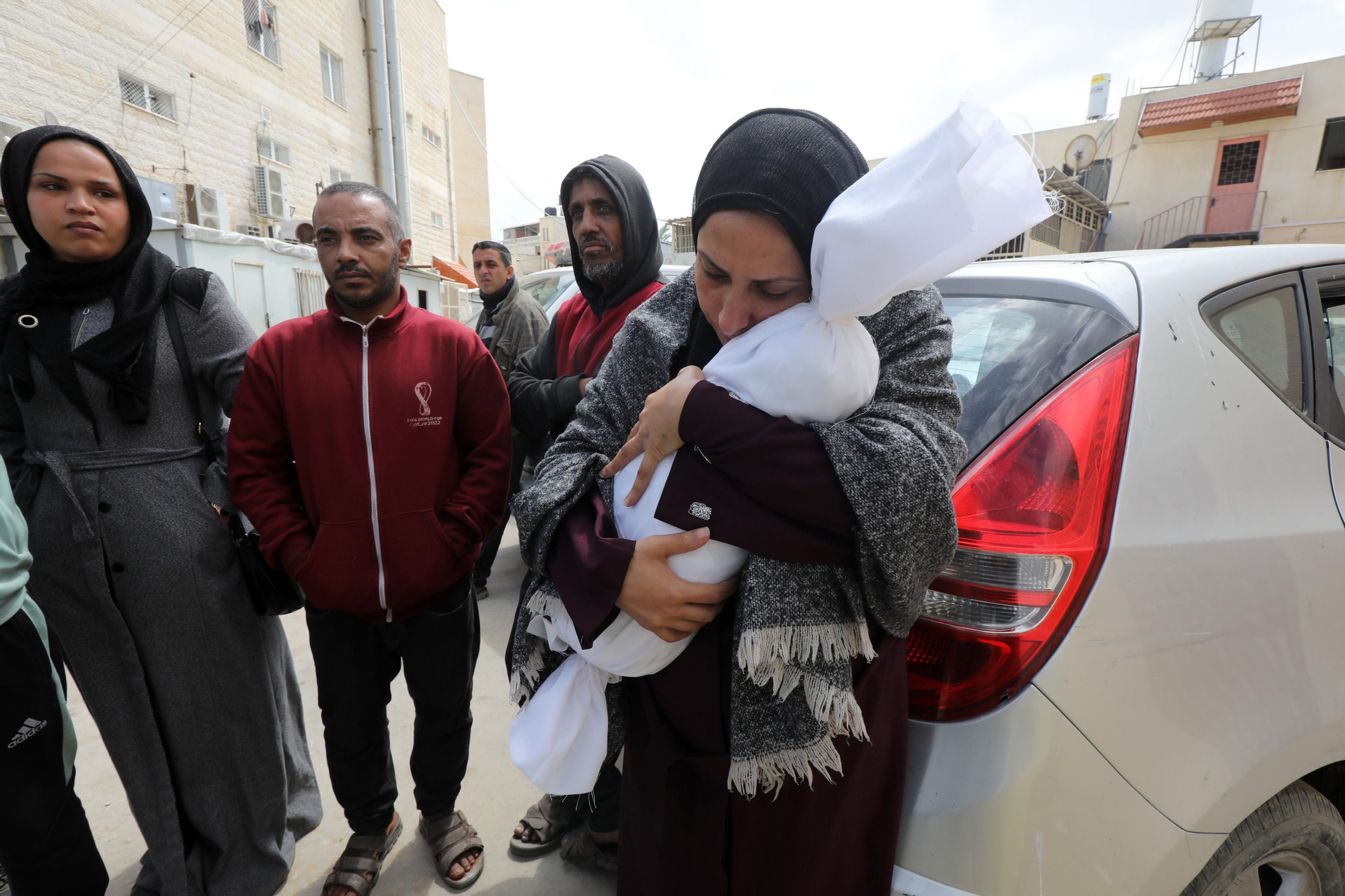 Una mujer sostiene el cuerpo de su bebé muerto en un ataque israelí en Deir al Balah el 22 de marzo.
