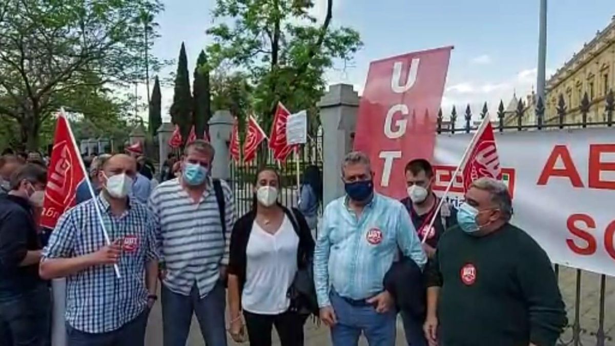 Trabajadores de Abengoa en la concentración de este jueves delante del Parlamento de Andalucía.