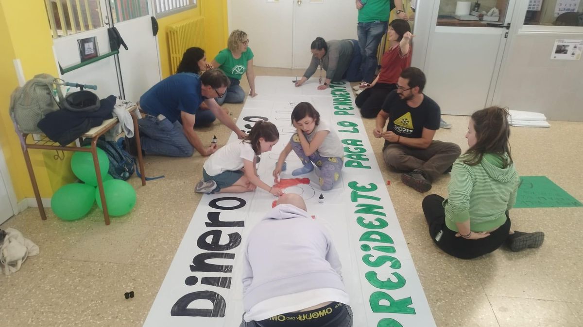 Las familias han pintado pancartas para la manifestación del miércoles