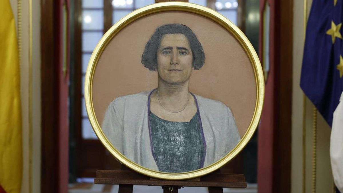 Tondo que el Congreso le ha puesto en el Vestíbulo de la Reina a Clara Campoamor.