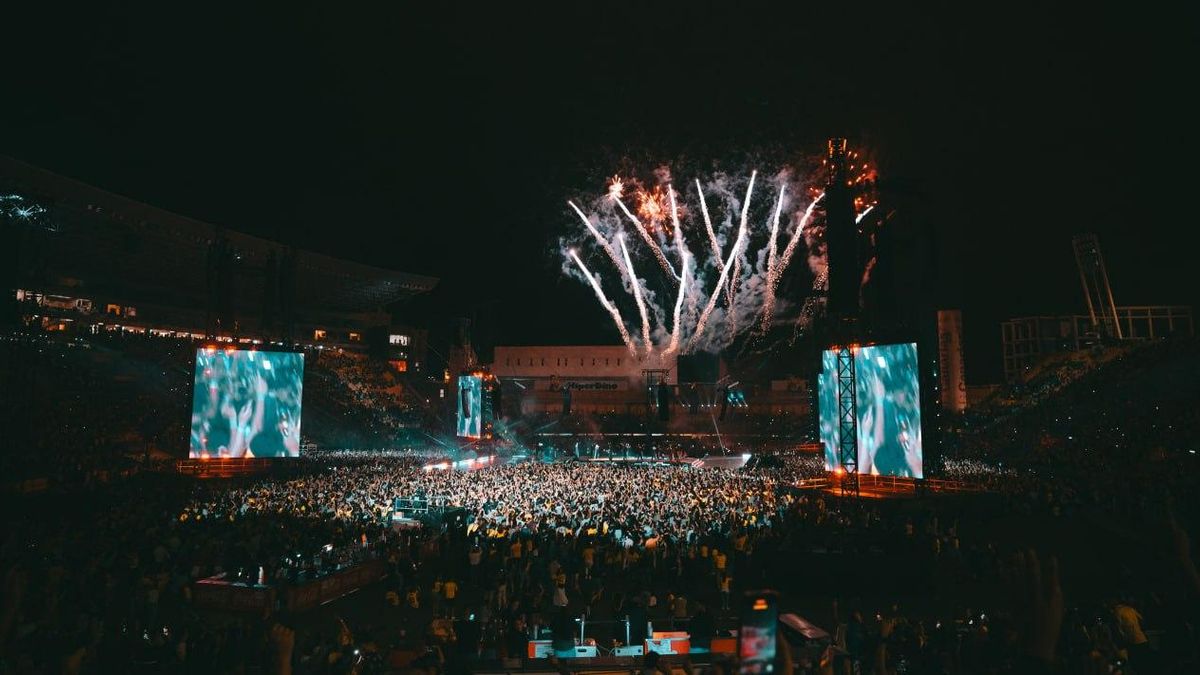 Voladores al concluir el concierto de Quevedo en el Estadio de Gran Canaria.
