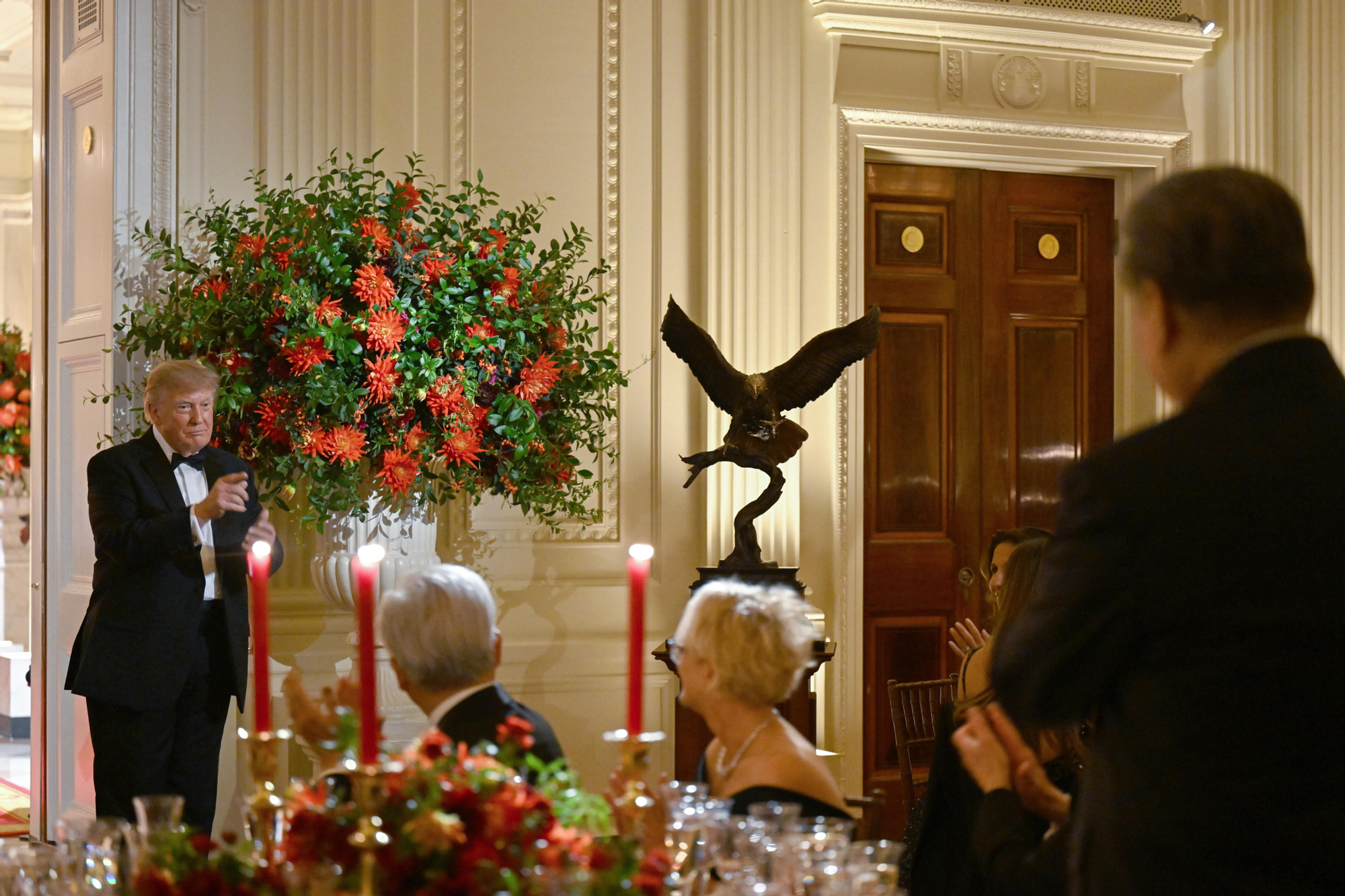 El presidente de EEUU, Donald J. Trump, aplaude mientras él y el presidente de la República Popular China, Xi Jinping, intercambian un brindis durante la cena de Estado en el Salón Este de la Casa Blanca en Washington, DC, el 24 de septiembre de 2026.