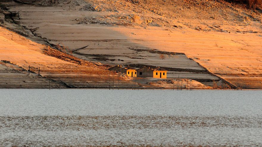 Dos casas quedan a la vista bajo las marcas de la altura a la que llega el agua en el embalse de Lindoso.