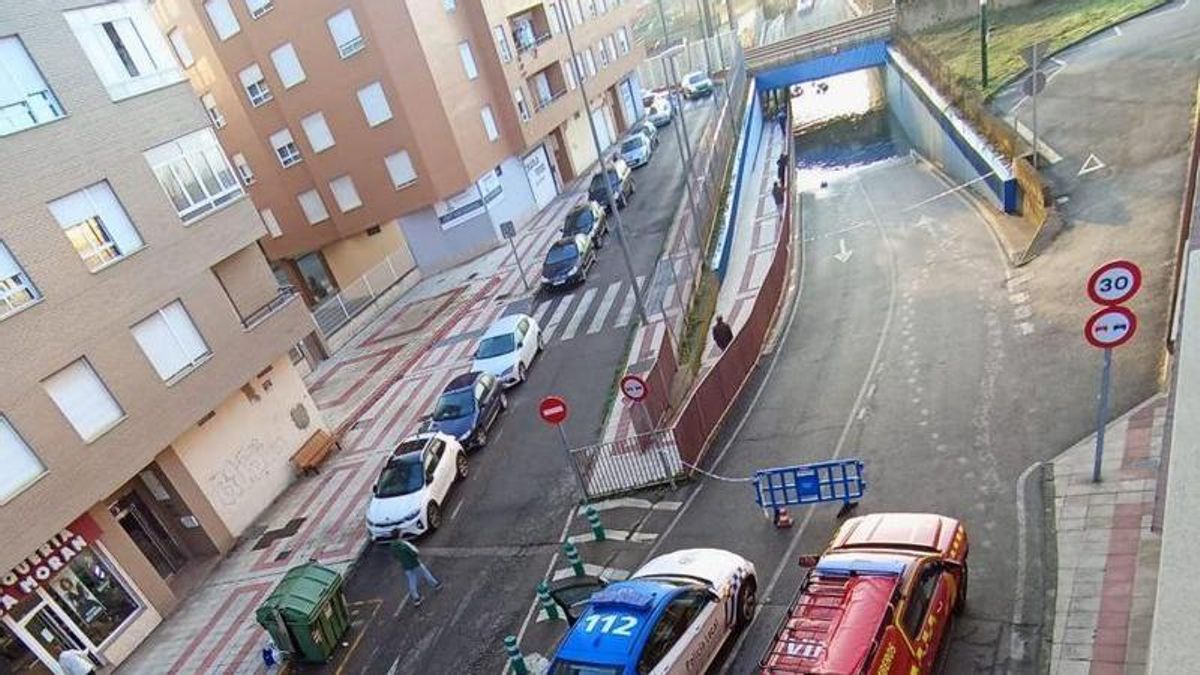Rescate en lancha de dos personas en el túnel de la calle Príncipe de Trobajo del Camino, en San Andrés del Rabanedo. 
