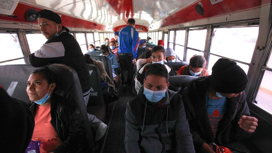 Migrantes centroamericanos se dirigen a ser vacunados contra la covid-19 hoy, en Ciudad Juárez (México).