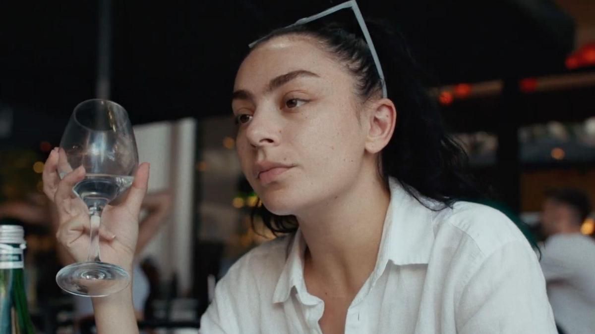 Charli XCX en 'Erupcja'