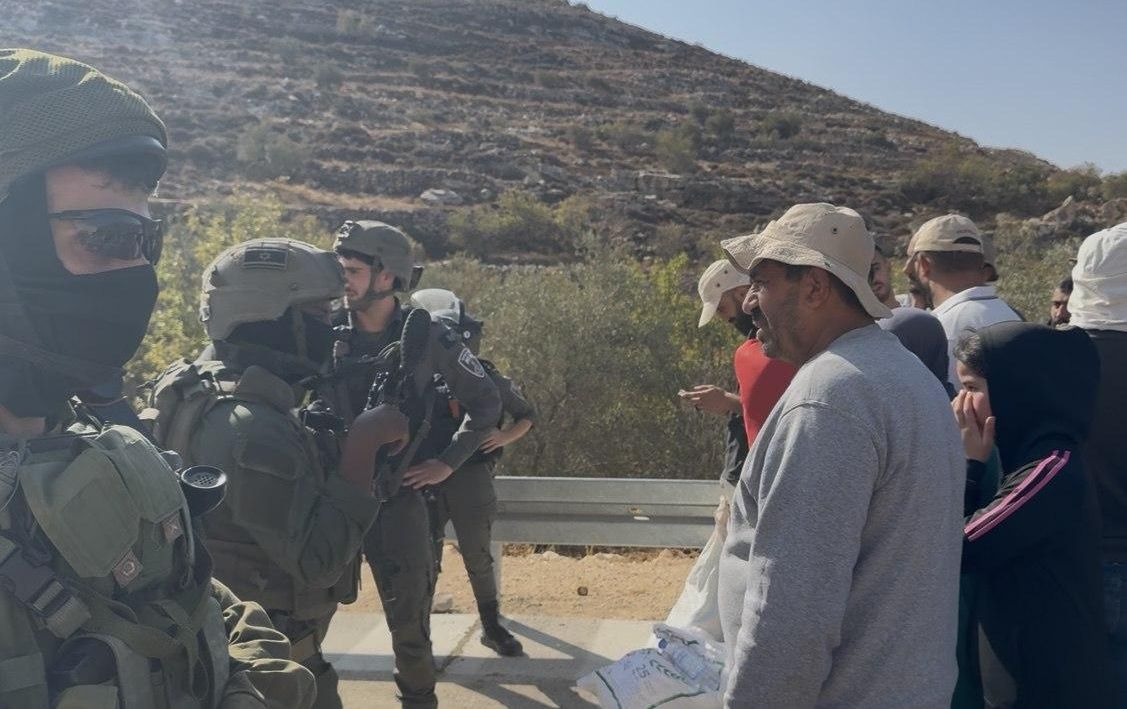 Un grupo de soldados bloquea el acceso a sus tierras a los habitantes de Sair, en Hebrón.