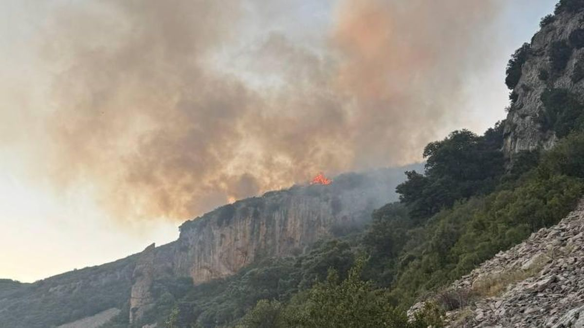 El incendio de Loporzano entra ya en la Sierra de Guara: activan la UME y desalojan San Julián de Banzo y Chibluco