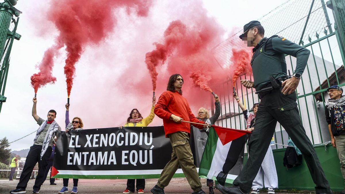 Un guardia civil se dirige a identificar a los activistas que bloquearon los accesos a la fábrica de armas de Trubia.