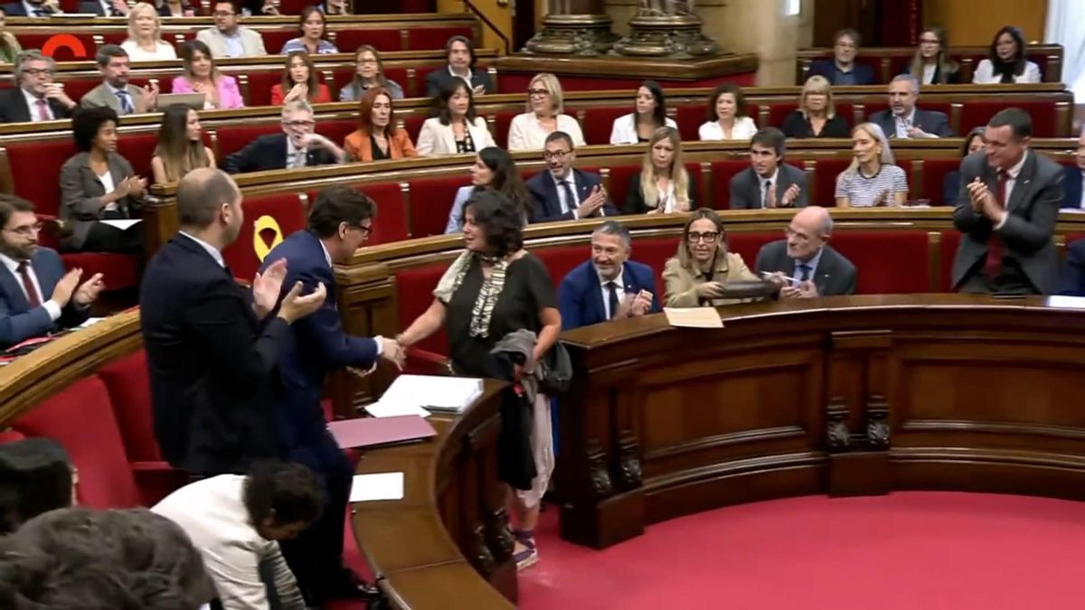 El Parlament recibe con una ovación a la diputada de la CUP Pilar Castillejo tras su deportación desde Israel