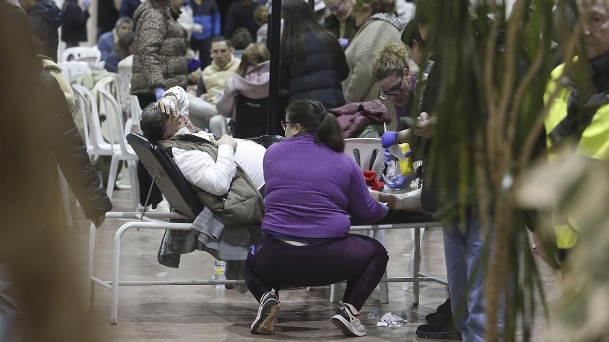 Pasajeros del tren descarrilado son trasladados a la caseta municipal de Adamuz