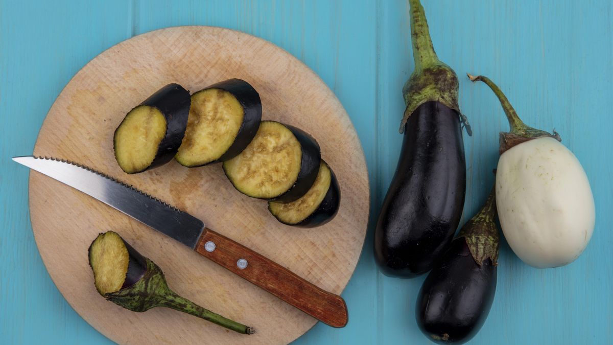 La berenjena tiene 85 gramos por cada 100 gramos de producto fresco