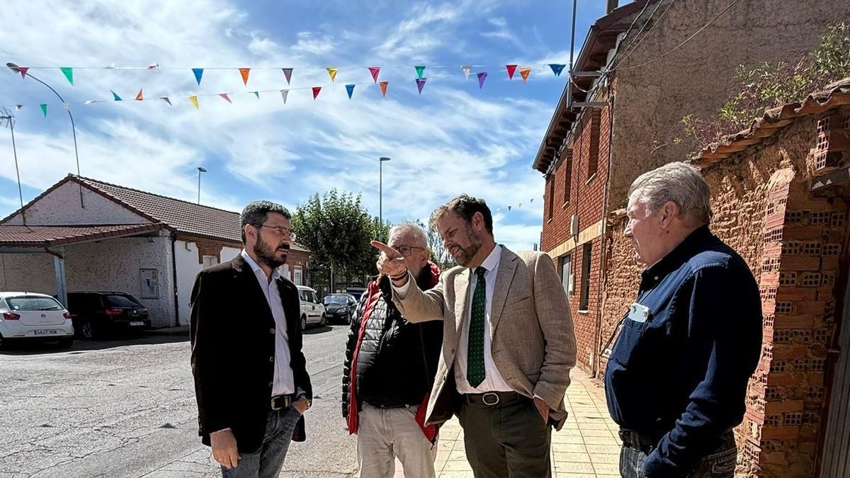 Javier Santiago y el portavoz del PP de Santovenia en Villacedré.