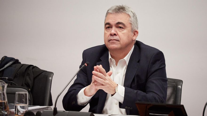 Archivo - El exsecretario de organización del PSOE Santos Cerdán comparece en la Comisión de Investigación sobre adjudicaciones públicas del Parlamento de Navarra, a 11 de febrero de 2026, en Pamplona, Navarra (España).