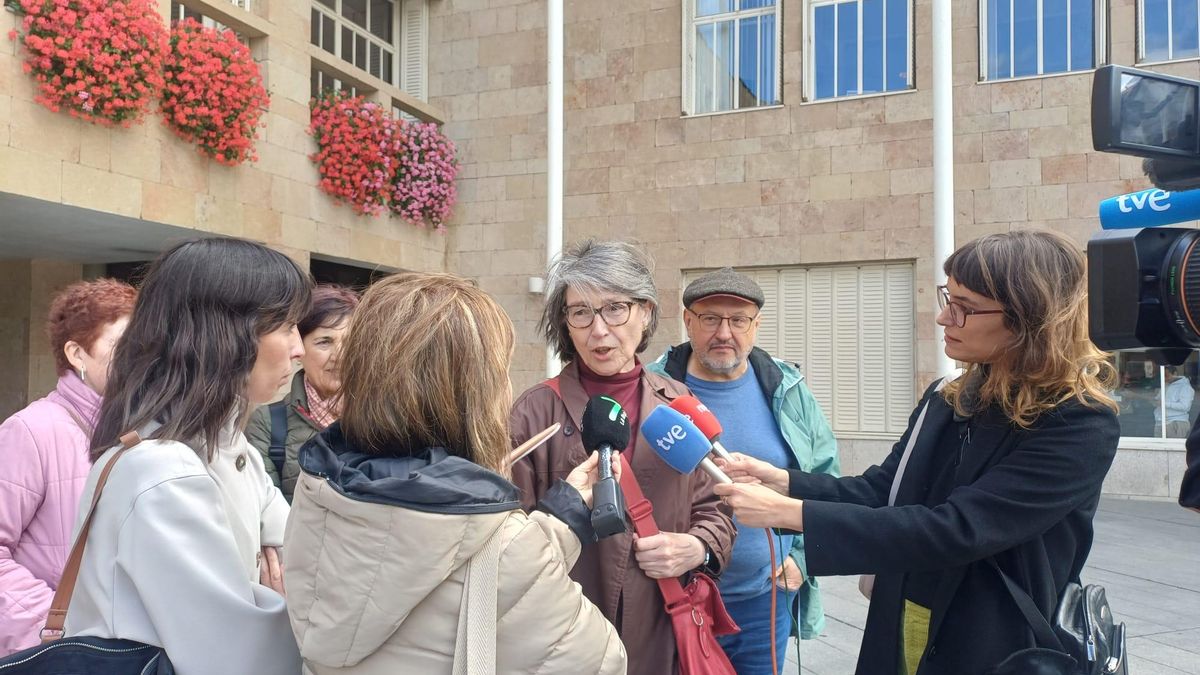 Firmas contra los recortes en la Biblioteca Rafael Azcona en Logroño: "No se pierden servicios por el voluntarismo ciudadano"