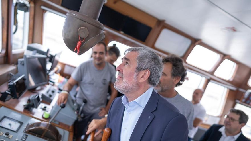 El presidente de Canarias, Fernando Clavijo, visita el barco de Open Arms junto al fundador de la ONG, Óscar Camps.