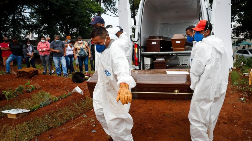 Trabajadores entierran a una víctima de covid-19 en el Cementerio Viola Formosa de Sao Paulo (Brasil). EFE/Fernando Bizerra Jr/Archivo
