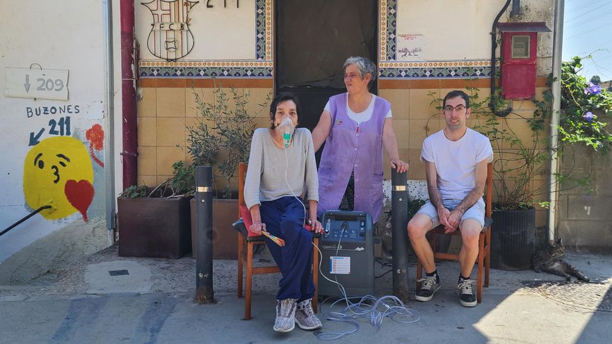 La Barcelona a la que no llega la red de 'refugios climáticos': "Si pusiera el aire acondicionado no comería"