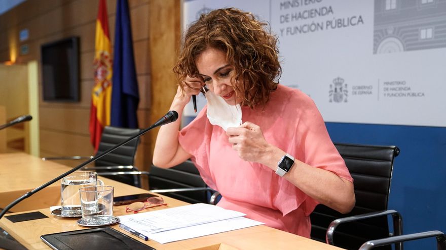 Archivo - La ministra de Hacienda y Función Pública, María Jesús Montero, se quita la mascarilla para ofrecer una rueda de prensa tras presidir la Conferencia Sectorial del Plan de Recuperación, Transformación y Resiliencia en la sede ministerial, a 2 de