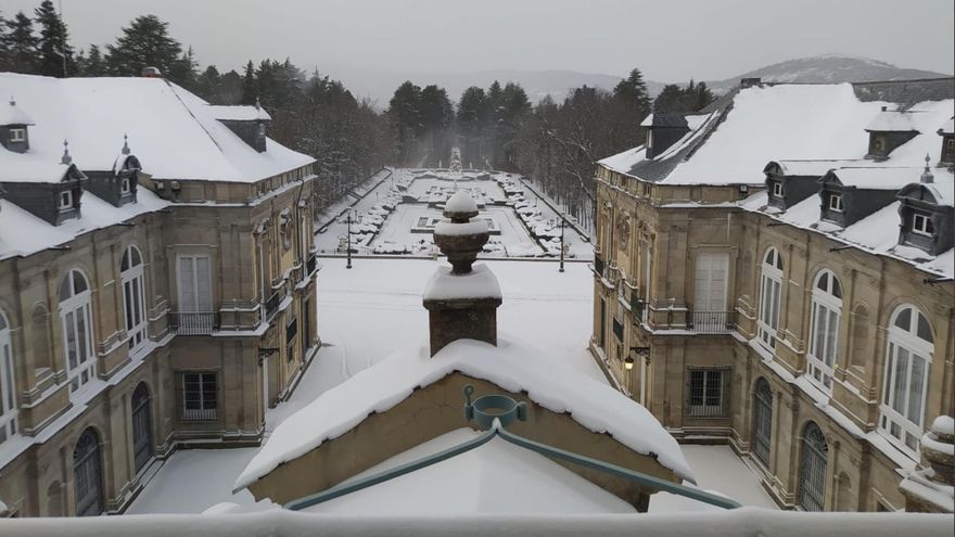 El Real Sitio de la Granja, en Segovia, ha amanecido cubierto por un manto de nieve