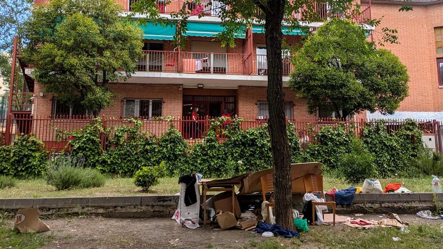 Un cobijo improvisado puede verse a las puertas del CEDIA de Cáritas en la calle Cullera