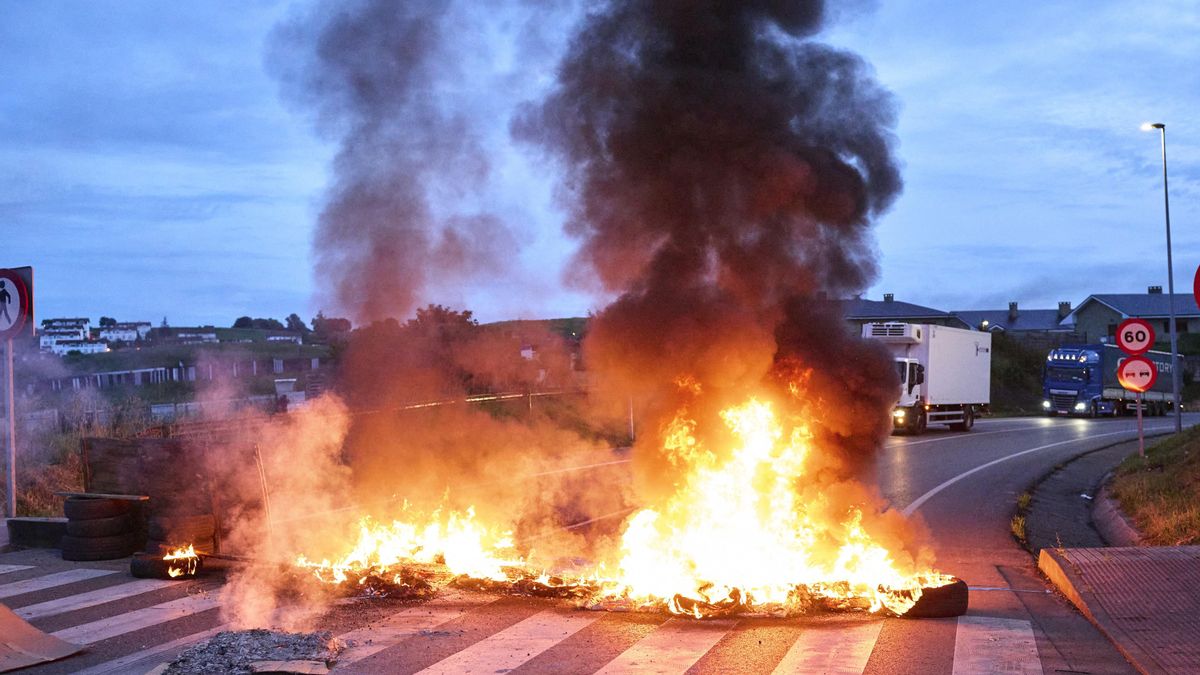 Varios trabajadores del metal hacen una hoguera durante la segunda jornada de la huelga del metal en Cantabria.