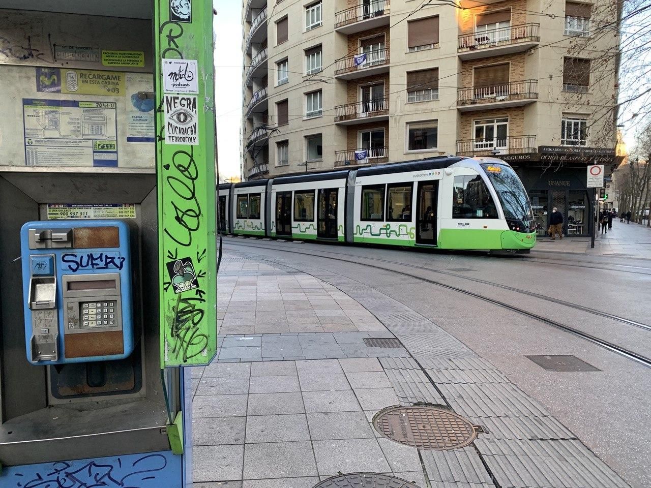 Cabina de teléfono en la calle Independencia de Vitoria